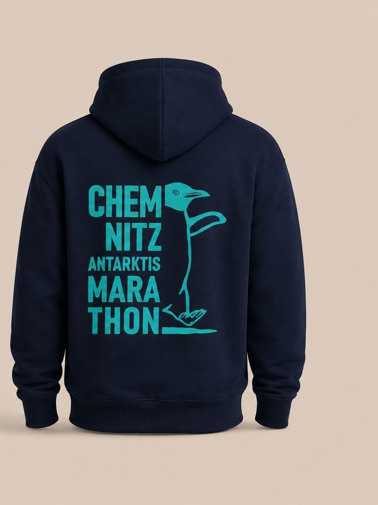 Rückseite des dunkelblauen Hoodies mit großem türkisfarbenem Aufdruck Chemnitz Antarktis Marathon und Pinguin
