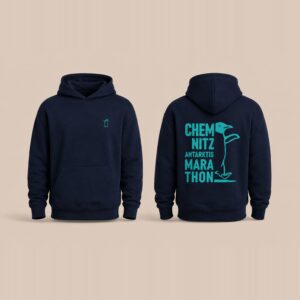 Dunkelblauer Hoodie von vorn und hinten: kleiner türkisfarbener Pinguin auf der Brust, großer Rückendruck Chemnitz Antarktis Marathon