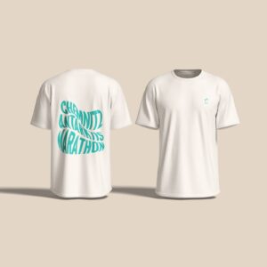 Weißes T-Shirt von hinten und von vorn: großer türkisfarbener Rückendruck Chemnitz Antarktis Marathon, vorn kleiner Pinguin